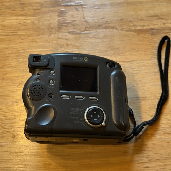 Good condition Kodak digital science DC260 Zoom camera in dark gray color. - Picture 3 of 7